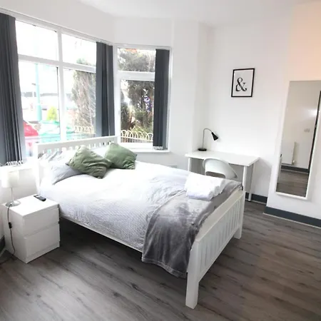 Newly Refurbished Studio, Great Location 8 Studios-3
