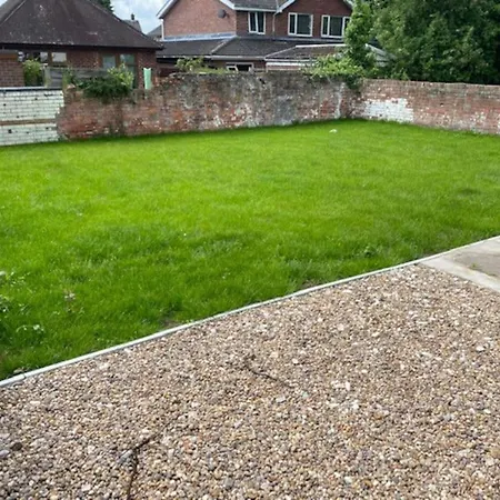 Newly Refurbished Studio, Great Location 8 Studios-2